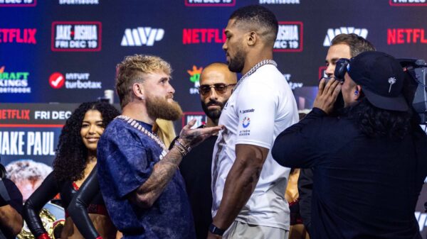 Jake Paul zit aan Anthony Joshua's tepel tijdens bijzondere face-off in Miami