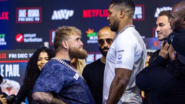 Jake Paul zit aan Anthony Joshua's tepel tijdens bijzondere face-off in Miami