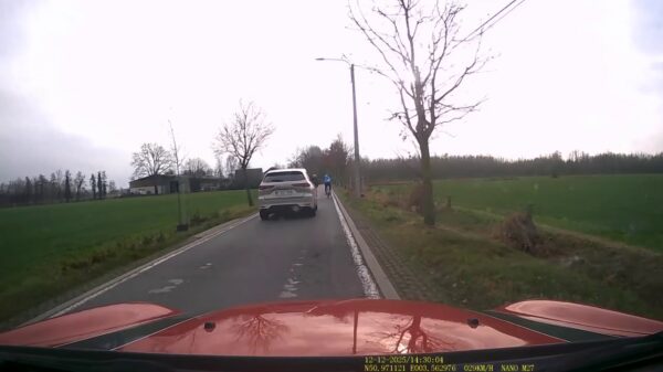 Twee wielrenners blokkeren de weg en laten vijf auto’s lekker verrekken