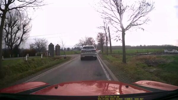 Twee wielrenners blokkeren de weg en laten vijf auto’s lekker verrekken