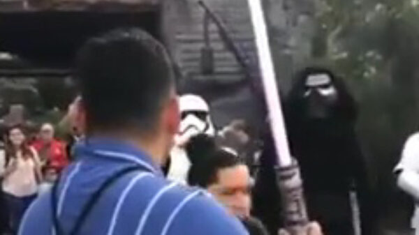Star Wars-fan met lightsaber gesloopt door Stormtrooper