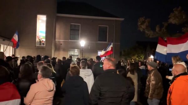 Vuurwerkgooier gezocht na azc-protest Uitgeest: meerdere mensen met gehoorschade