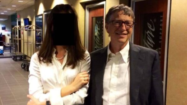 Nieuwe Epstein-foto’s tonen chats over ‘meisjes sturen’ en Bill Gates
