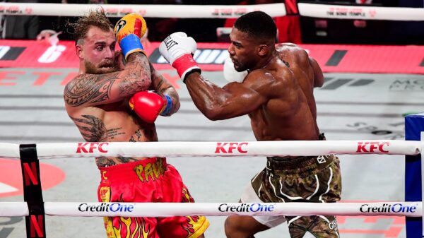 Terugkijken: Anthony Joshua breekt kaak van Jake Paul die knock-out gaat