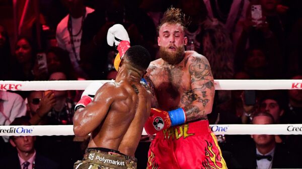 Terugkijken: Anthony Joshua breekt kaak van Jake Paul die knock-out gaat