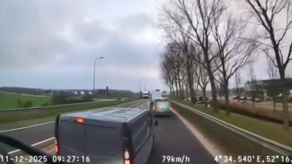 Vrachtwagen moet vol in de ankers voor verkeershufter in wit busje