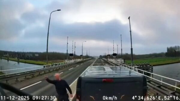 Vrachtwagen moet vol in de ankers voor verkeershufter in wit busje