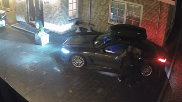 Bizar: Auto van zanger Sander Kwarten gestolen met 3 kinderen achterin