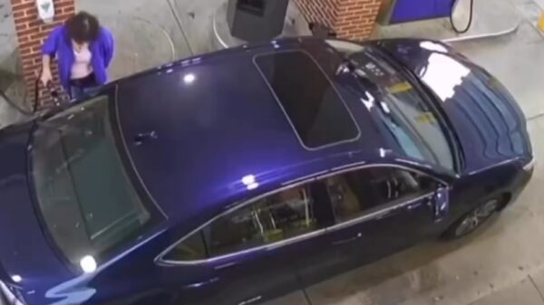 Auto gejat tijdens het tanken, vrouw liet d'r sleutels in het contact
