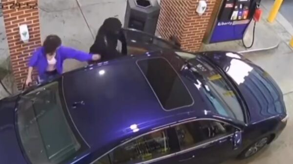 Auto gejat tijdens het tanken, vrouw liet d'r sleutels in het contact