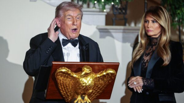 Trump deelt bizarre details over onderbroek Melania na FBI-huiszoeking