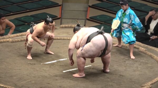 Place your bets: sumoworstelaars Laurel en Hardy nemen het tegen elkaar op