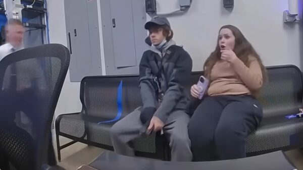 Winkeldief Shane Newman richt wapen op politieagent in Walmart van Canton