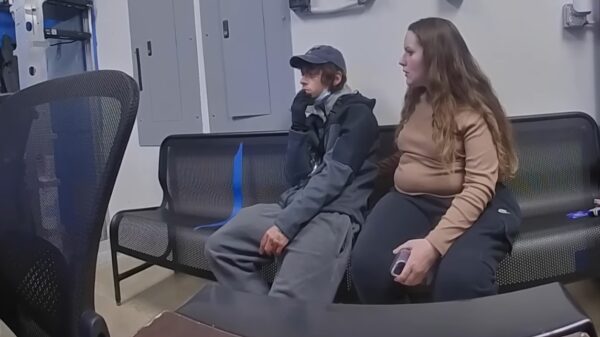 Winkeldief Shane Newman richt wapen op politieagent in Walmart van Canton