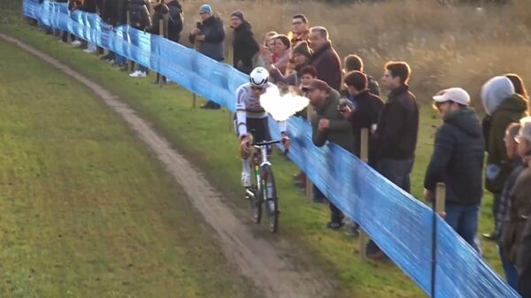 Kansloze Belg blaast rook in gezicht Mathieu van der Poel tijdens veldrit