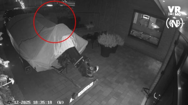 Beveiligingsbeelden uit Nunspeet van auto die op hoge snelheid langsraast