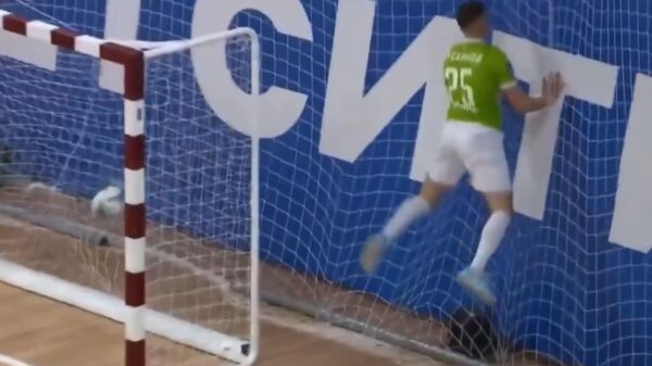 Voetballer gewond door vuurwerk in gezicht tijdens wedstrijd in Rusland