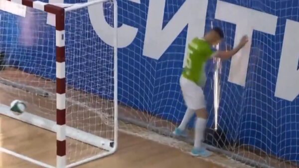 Voetballer gewond door vuurwerk in gezicht tijdens wedstrijd in Rusland