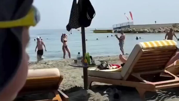 Strandganger haalt statief tevoorschijn voor z'n poserende vriendin