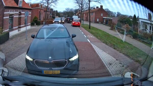 BMW mag gewoon weer netjes achteruit rijden nadat 'ie voorrang neemt