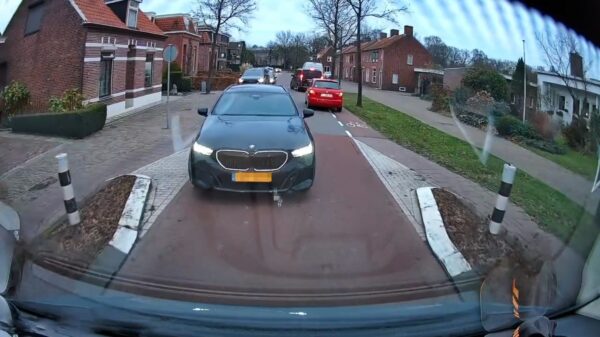 BMW mag gewoon weer netjes achteruit rijden nadat 'ie voorrang neemt