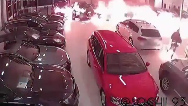 Superkneus zet niet alleen de showroom maar ook zichzelf in de fik