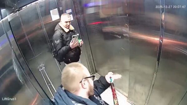 Twee Russische genieën steken een vuurwerkje af in een lift