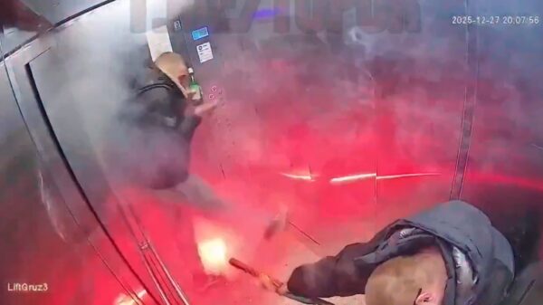 Twee Russische genieën steken een vuurwerkje af in een lift