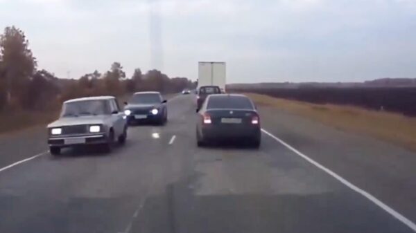 Totaalidioot denkt even wat auto's én een vrachtwagen in te kunnen halen