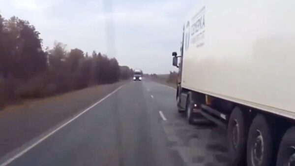 Totaalidioot denkt even wat auto's én een vrachtwagen in te kunnen halen