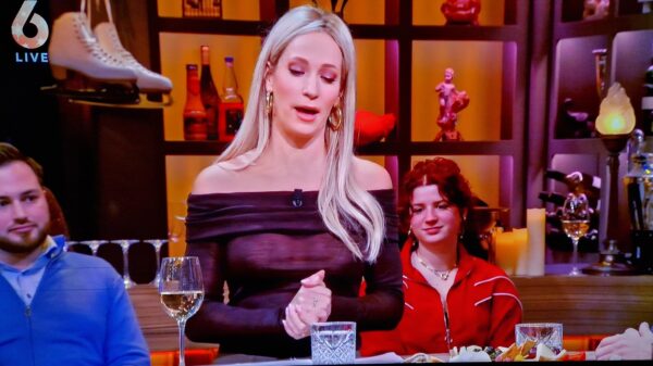 Doorschijnende outfit Hélène Hendriks in De Oranjewinter wederom een hit