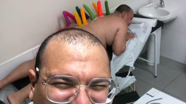 Man belandt op eerste hulp nadat vrienden vrouwenspeeltjes op zijn rug lijmen