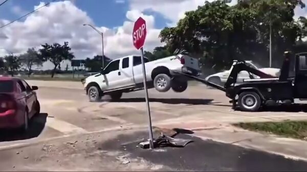 Wanhopige poging om pickup los te trekken terwijl 'ie wordt weggesleept