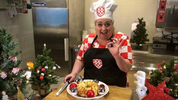 Vandaag op het kerstmenu: een frikandellenkerstcake