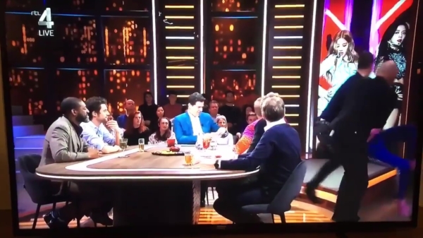 Pewdiepie-mafkees bestormt RTL Late Night en wordt hardhandig verwijderd