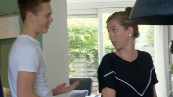 Handwerkende puber wordt door mama op nationale tv gruwelijk voor schut gezet
