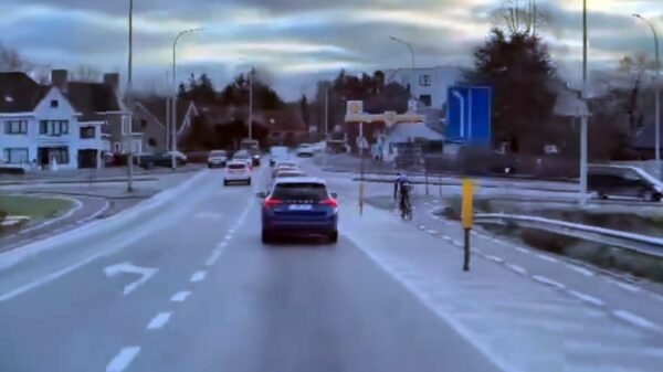 Wielrenner weigert over het fietspad te rijden en gaat vol op z'n plaat
