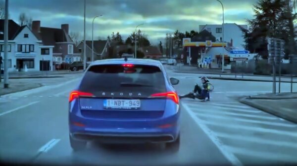 Wielrenner weigert over het fietspad te rijden en gaat vol op z'n plaat