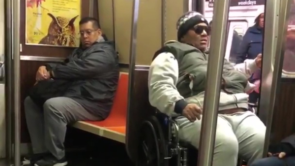 Rolstoeler gaat in de metro los tegen een stevige dame die teveel karbonades zou eten