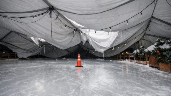 Dak van de tijdelijke ijsbaan in Vught ingestort door sneeuwval