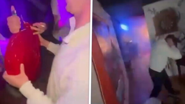 Helder licht steekt met oud en nieuw vuurwerkrol ín de woonkamer af