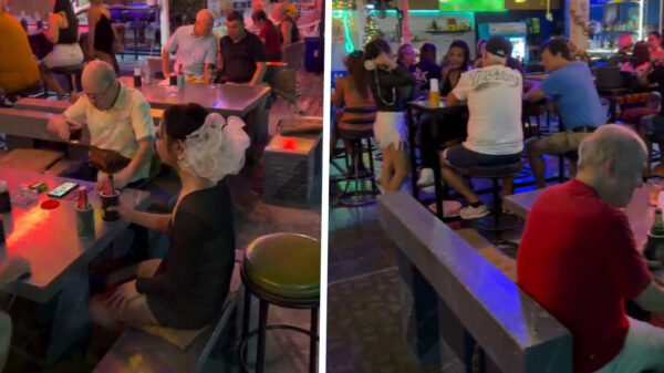 Alleenstaande opa's genieten van een lekker roesje met Kerstmis