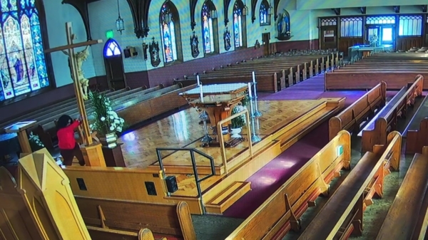 Amerikaanse vrouw haat Jezus en sloopt kerk in Watsonville
