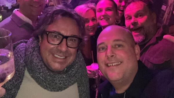 Video van Marco Borsato die gezellig meezingt met z'n eigen nummertjes