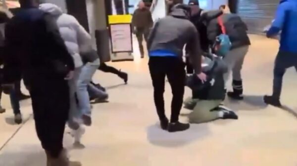 Bizarre beelden: Man valt iemand met bijl aan in Nijmeegse supermarkt