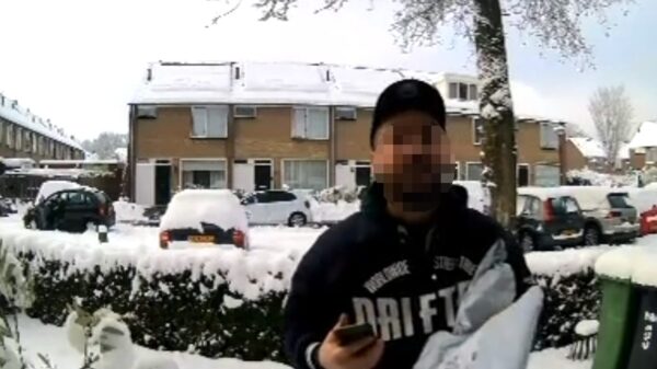 Nóg een pakketbezorger die onbegrijpelijke actie uithaalt bij de deur