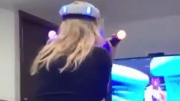 Blondje is iets té enthousiast tijdens het VR-boksen