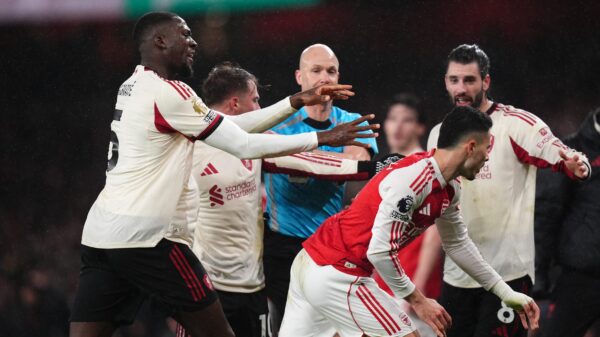 Ophef in Engeland: Arsenal-speler duwt geblesseerde tegenstander over zijlijn