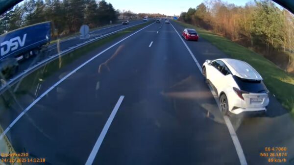 Automobilist voegt met 50 km/u in voor een vrachtwagen op de snelweg