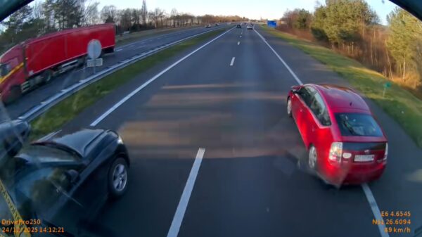 Automobilist voegt met 50 km/u in voor een vrachtwagen op de snelweg